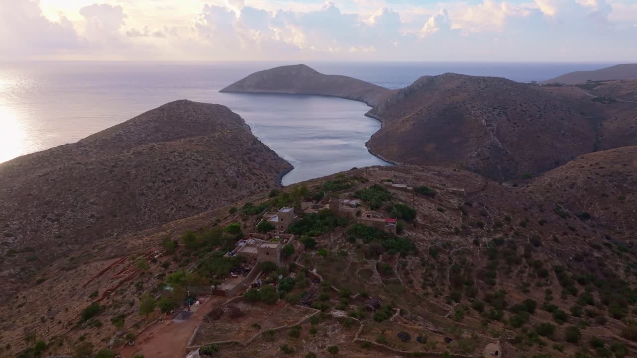 Veduta aerea di acque tranquille e colline all'alba a Vathi, Grecia
