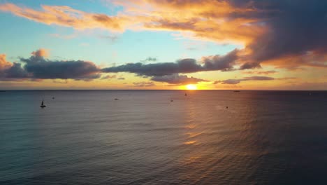 vista de drones del amanecer del océano hawaiano con barcos navegando sobre la playa de waikiki en honolulu