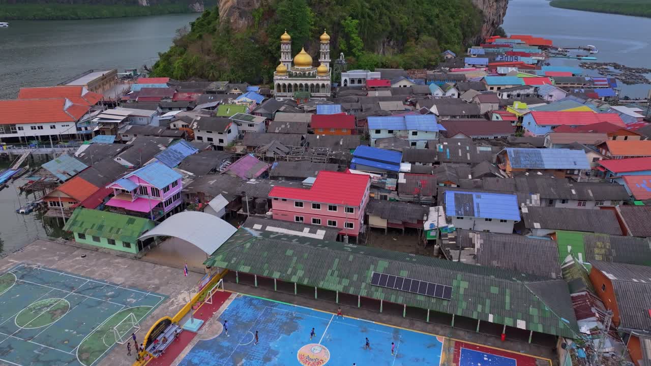 Pemandangan udara Pulau Koh Panyi dengan lapangan sepak bola apungnya, Thailand