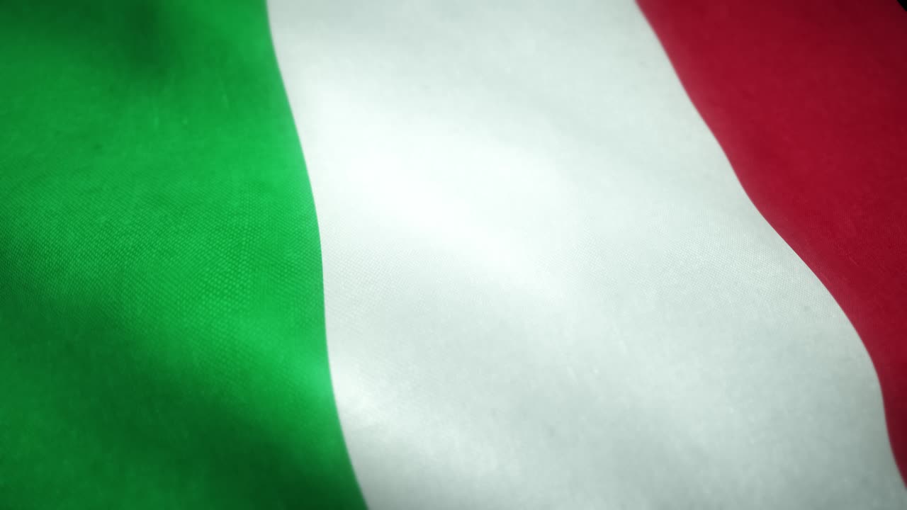 Bandiera italiana che sventola al vento