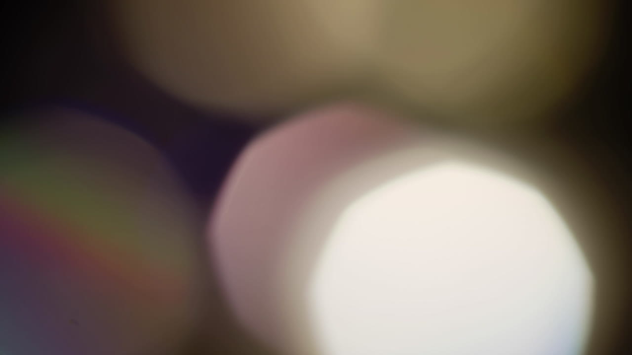 la luz multicolor filtra imágenes de 4k sobre fondo negro, vídeo estilizado, transiciones, efecto bokeh