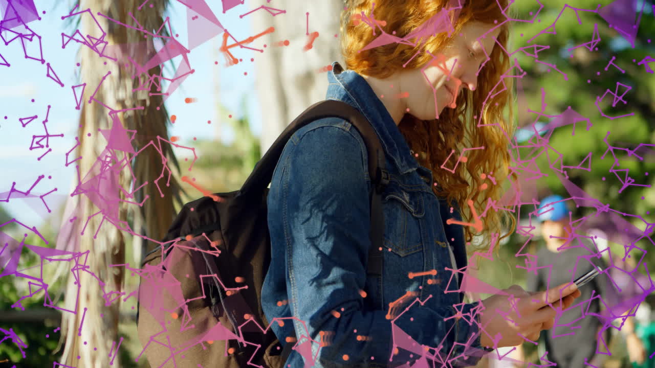 animación de la red de conexiones sobre mujer caucásica usando teléfono inteligente en el parque