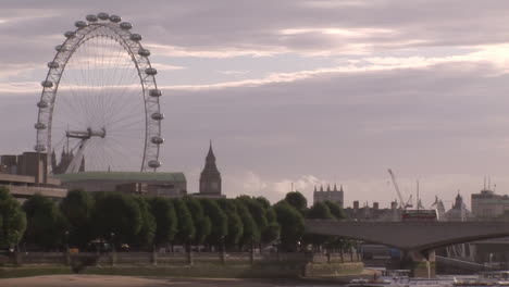 la ciudad de londres y el río támesis 3