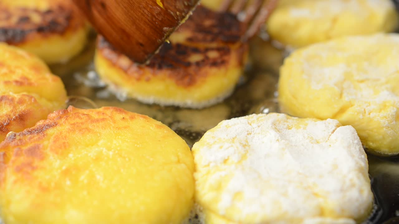 Cheesecake'ler pişiriyoruz. Dökme demir tava. Cheesecake'leri tavada kızartıyoruz.