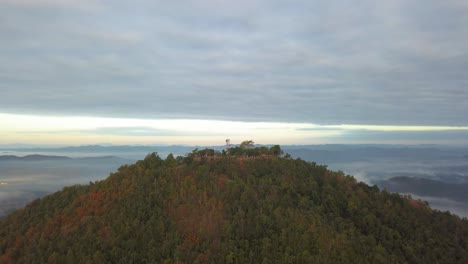 Vuelo-Aéreo-Hacia-La-Cumbre-De-La-Montaña-En-Un-Día-Nublado-Nublado