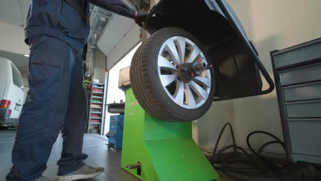 ensayo de la rueda del automóvil - equilibrio y rotación de los neumáticos
