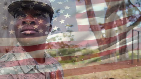 animación de un soldado afroamericano sobre la bandera de los estados unidos de américa