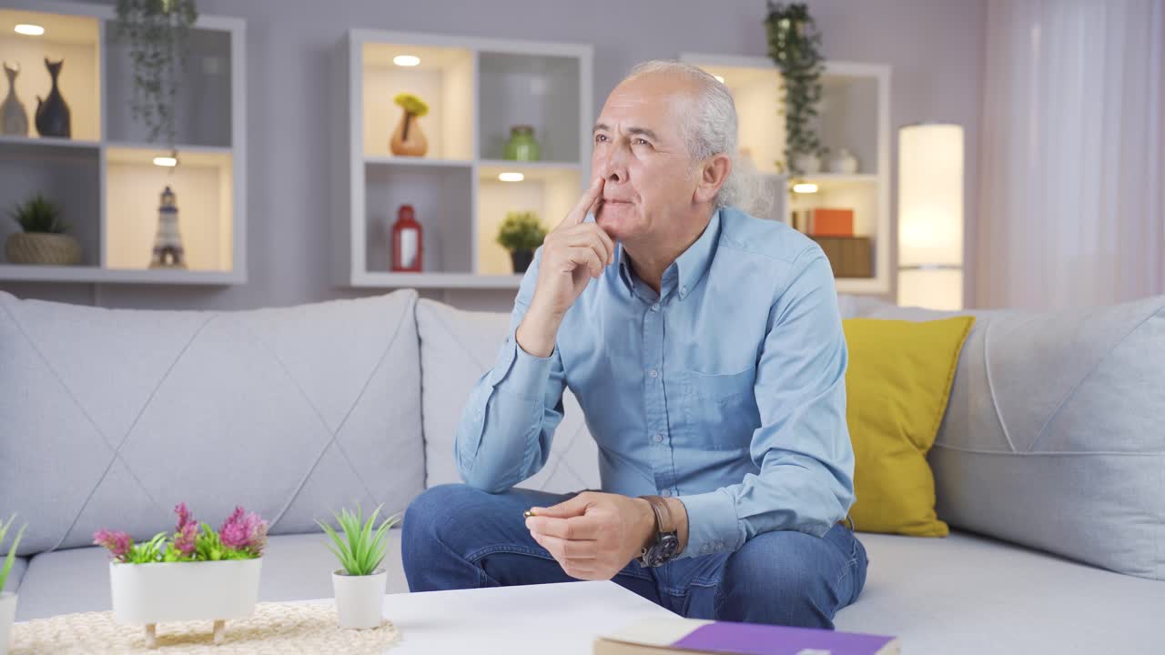 手に指輪を持って結婚プロポーズの準備 ⁇