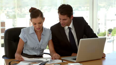 Gente-De-Negocios-Examinando-Un-Documento-En-Su-Oficina