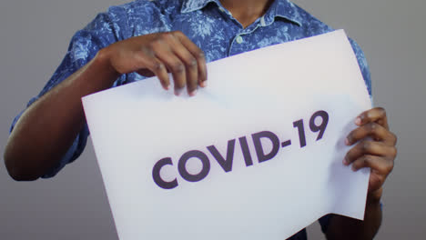 covid 19 기호를 리핑하는 남자의 클로즈업