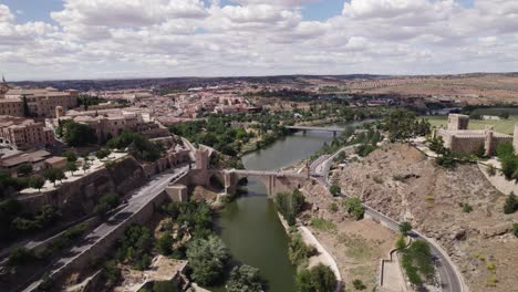 Puente-de-Alcantara-Roman-arch-bridge-spanning-Tagus-river,-Toledo,-Spain