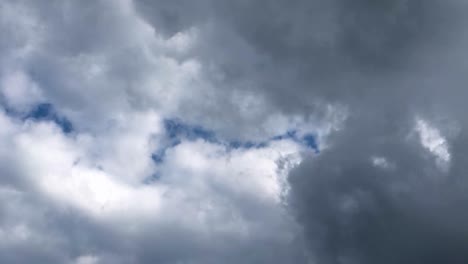 lapso de formación de nubes antes de las tormentas de fuertes lluvias en la temporada de lluvias