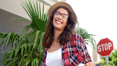 hermosa mujer sonriendo a la cámara
