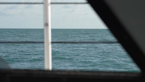ventana del océano de un catamarán de velero cinematográfico dorado