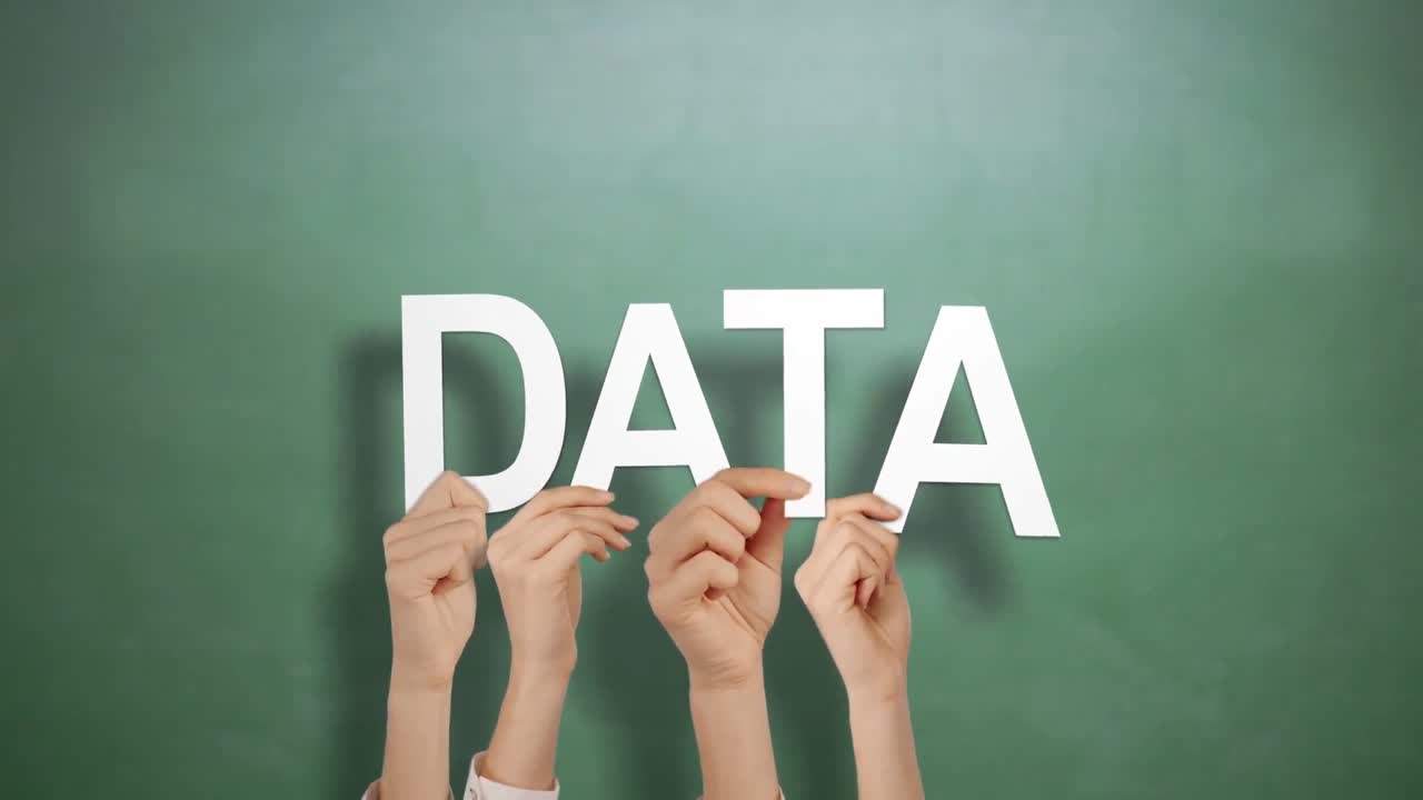 manos sosteniendo la red