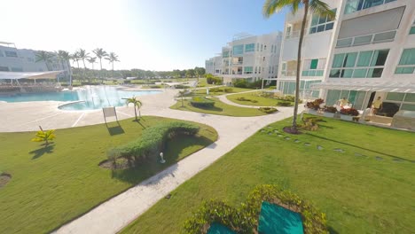 vuelo fpv sobre el maravilloso jardín de hierba verde y la piscina vacía en la ensenada, república dominicana