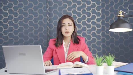 Estornudando-A-Una-Joven-Mujer-De-Negocios.