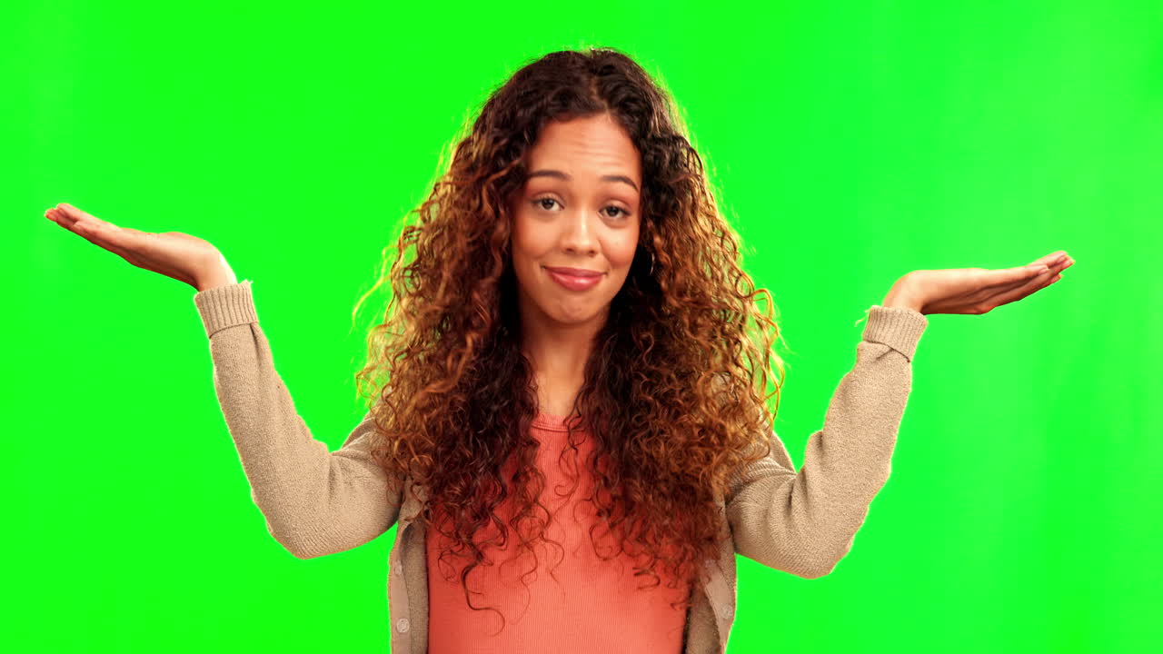 mujer feliz, manos y publicidad en la elección