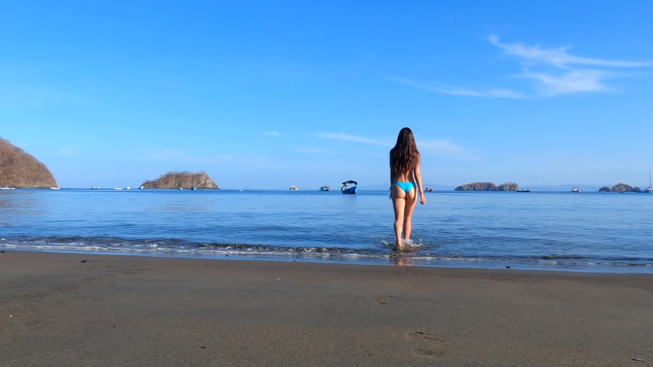 열 대 선셋 비치에 여자 산책