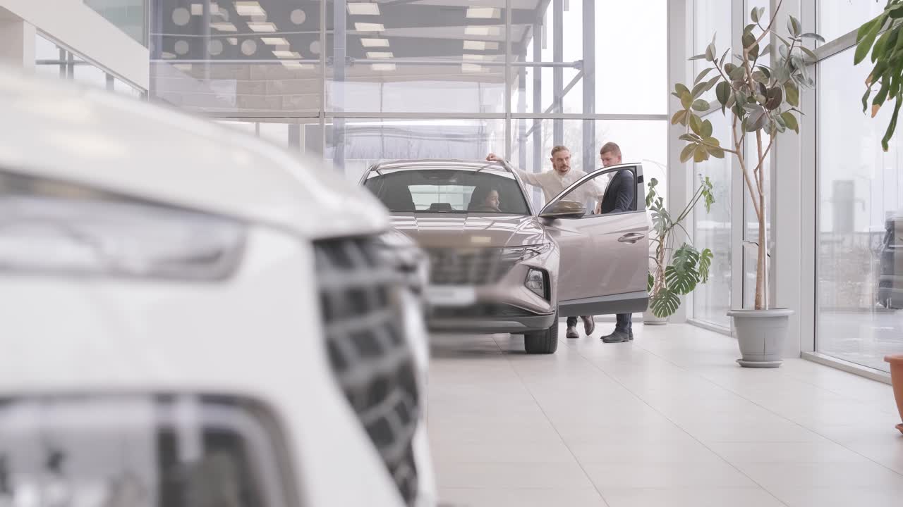 판매 중인 익명의 새로운 차량의 줄을 가진 자동차 대리점. 반이는 자동차와 함께 쇼.