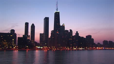 la torre sears de chicago domina esta toma del horizonte durante la hora dorada