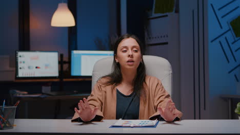 pov de una mujer de negocios discutiendo un proyecto de marketing durante una videoconferencia en línea