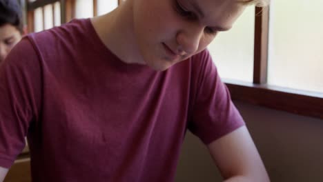 adolescentes en un aula de escuela