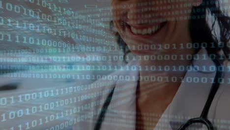 animación de procesamiento de datos de codificación binaria sobre una doctora caucásica
