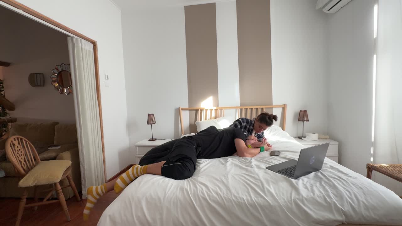 침실에서 휴식을 취하는 커플