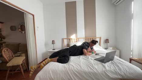una pareja relajándose en el dormitorio.