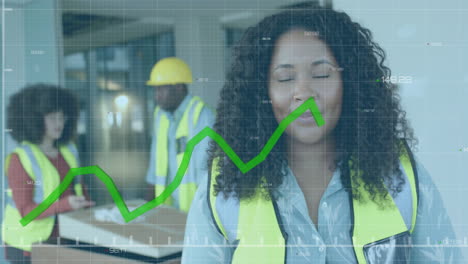 animación de procesamiento de datos sobre ingeniera biracial en el chaleco de alta visibilidad