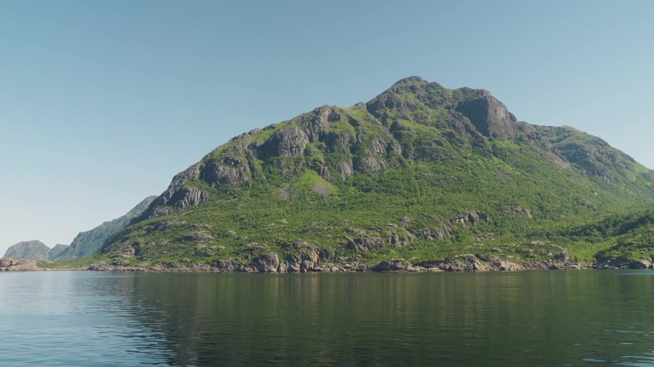 Kuzey Norveç'teki Lofoten Adaları'nın feribottan görünümü.