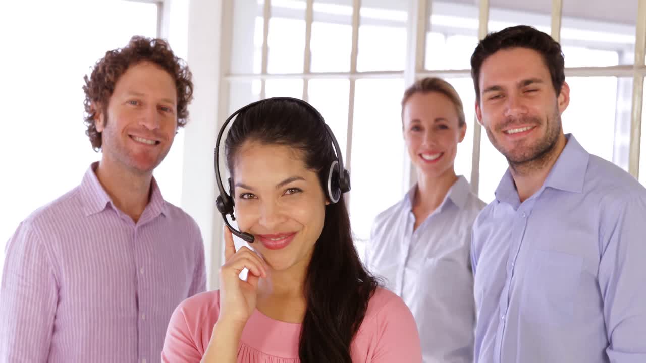equipo joven posando sonriendo a la cámara