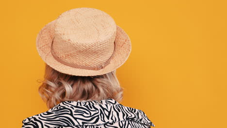 mujer sonriente con sombrero de paja