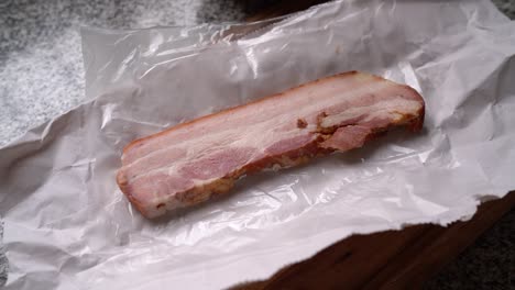 rebanadas de tocino cortado grueso en la mesa