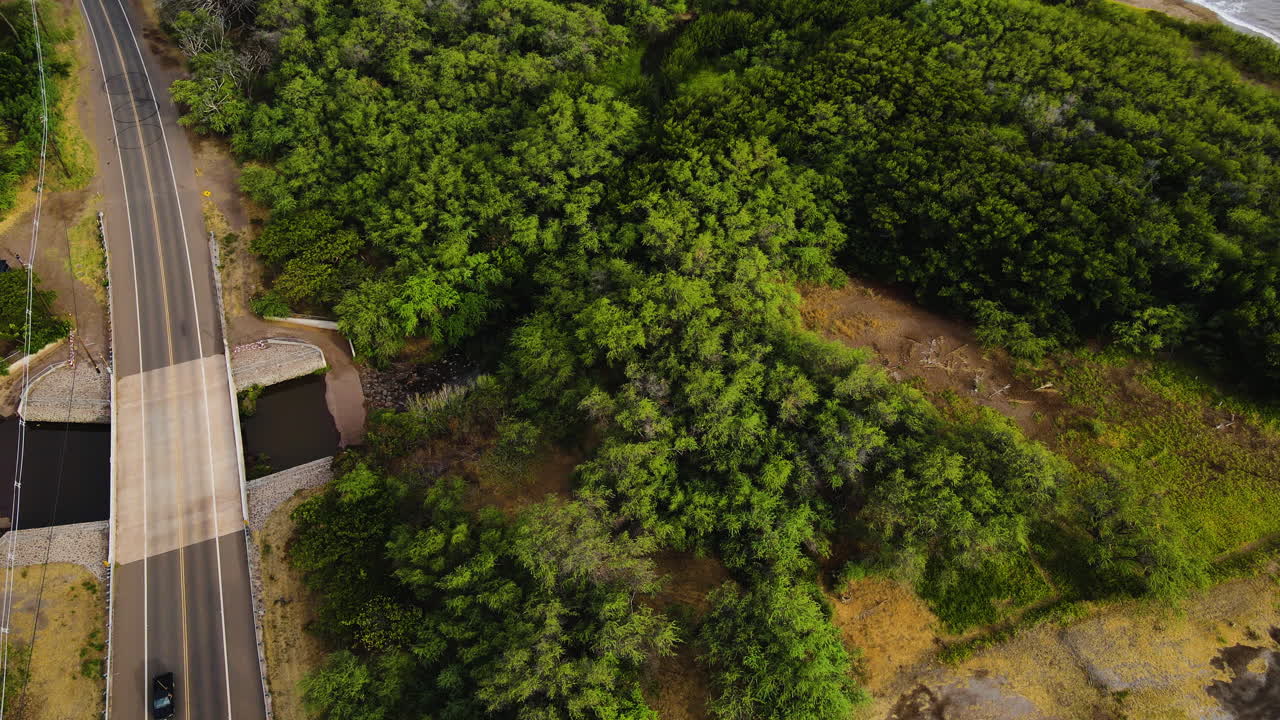 deposición de sedimentos en el agua del océano, agua fangosa, en kawela molokai