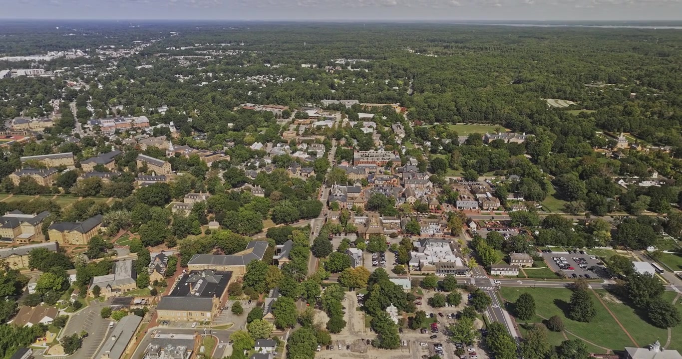 Williamsburg Virginia Aerea v12 sorvolo a volo d'uccello intorno al centro storico della città, al campus universitario e al paesaggio alberato - Ripreso con Mavic 3 Pro Cine - 30 settembre 2023