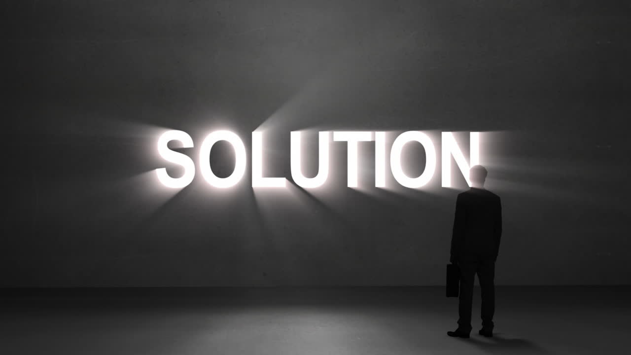 hombre de negocios mirando el texto de la solución gigante