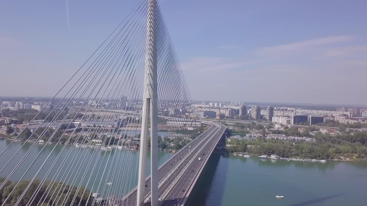 hermosa toma aérea de 4 km de largo del puente ada en belgrado y el río sava