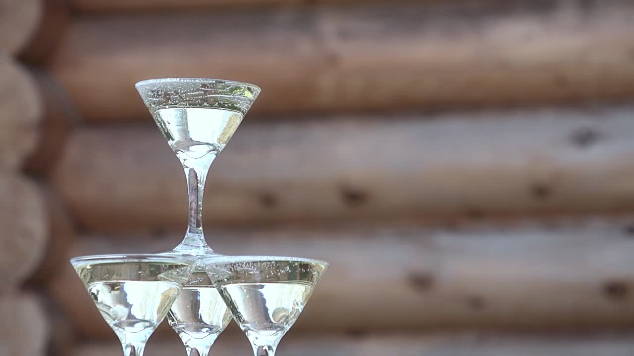 언덕 꼭대기에는  ⁇ 페인 한 잔이 있습니다.