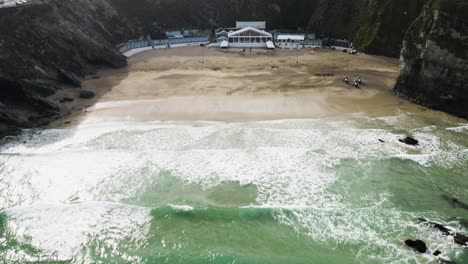 Ocean-Waves-Coming-to-The-Shore-Of-Lusty-Glaze-Beach-At-Summer-In-Newquay,-UK