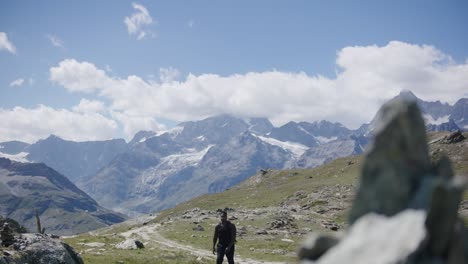 Schwarzer-Männlicher-Reisender-Mit-Rucksack,-Der-Die-Berglandschaft-Nahe-Dem-Matterhorn-In-Der-Schweiz-Erkundet