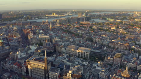 Drohnenschuss-über-Dem-Zentralen-Rotlichtviertel-Von-Amsterdam-Zur-Goldenen-Stunde-Des-Sonnenuntergangs