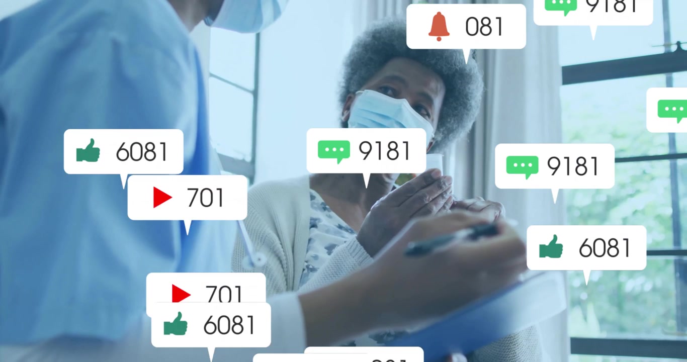 Paciente idosa segurando frasco de comprimidos de vidro ao lado de enfermeira usando tablet com ícones de saúde flutuantes