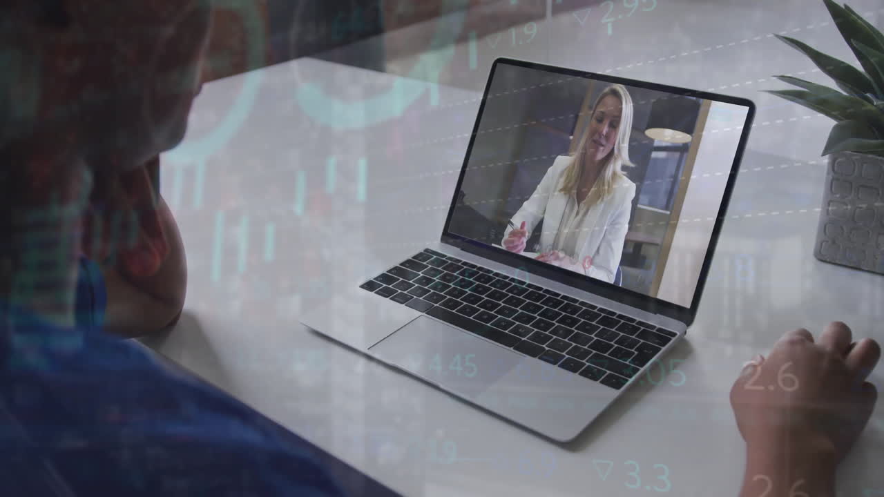 animación de procesamiento de datos financieros sobre una mujer de negocios afroamericana en una llamada de video portátil