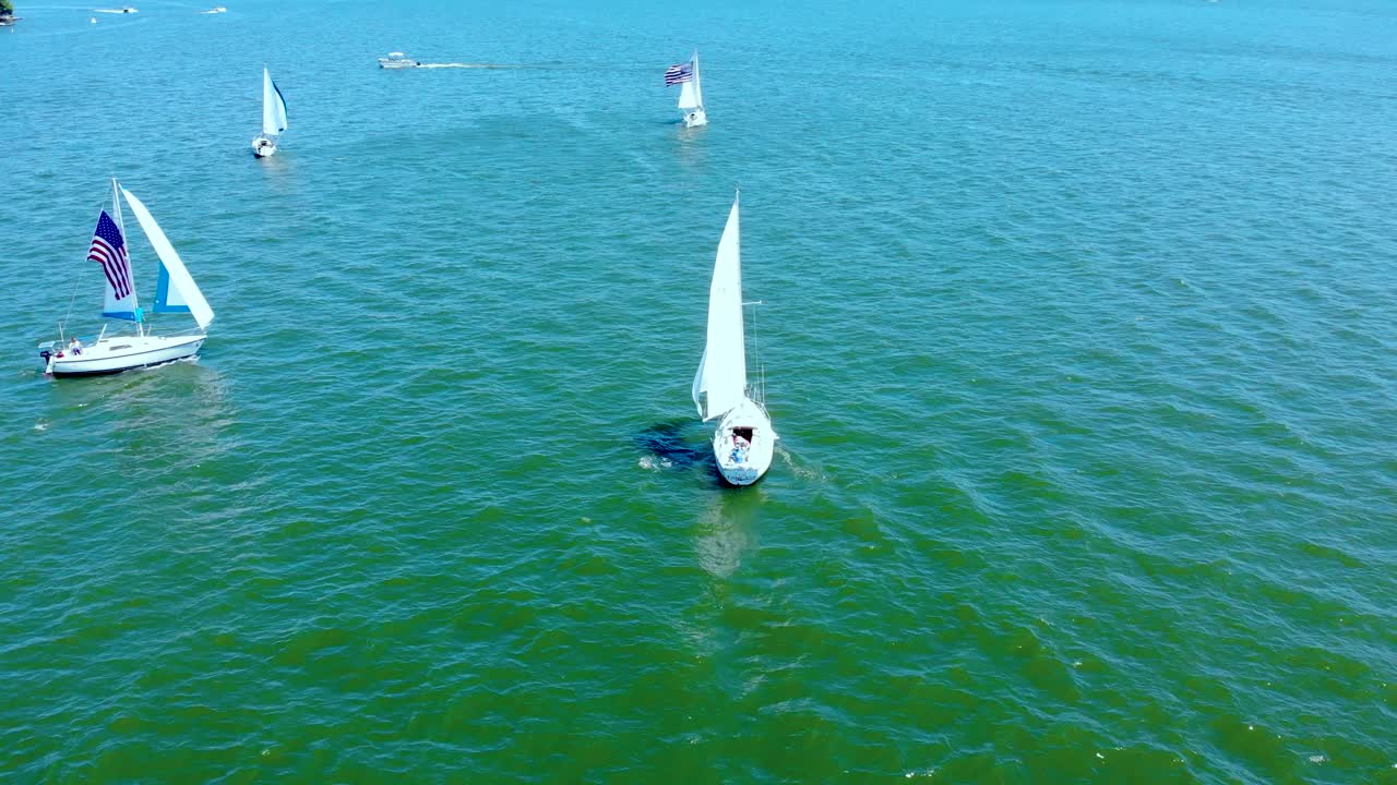미국 펜실베니아 월렌포팩 호수에서 미국 국기가 달린 요트의 전망