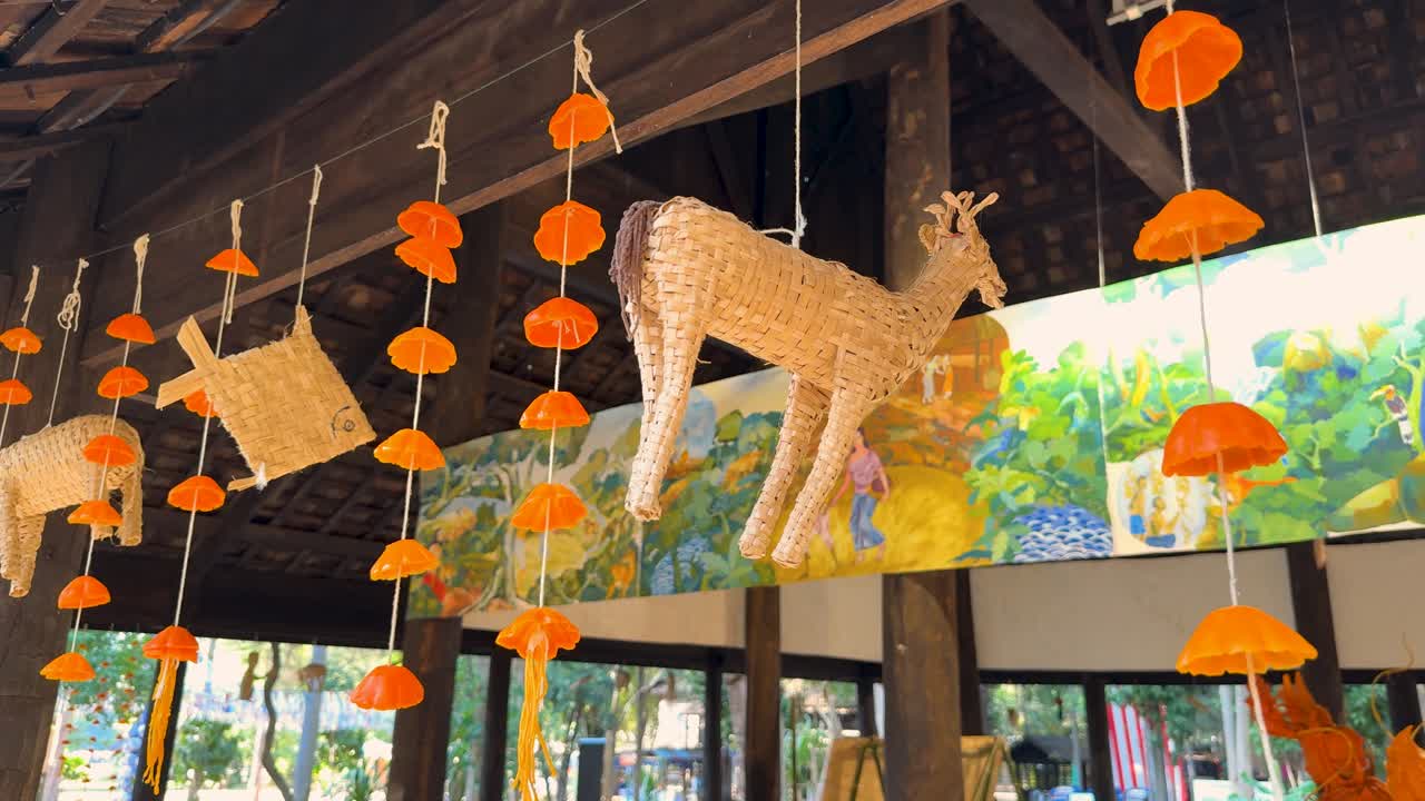 활기찬 환경에서 매달린 공예품이 흔들리고 있습니다.