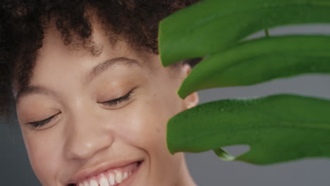 retrato en primer plano de una mujer hermosa que se esconde detrás de las plantas espiando juguetona mujer atractiva con una piel suave y natural que disfruta de un concepto de belleza saludable para el cuidado de la piel