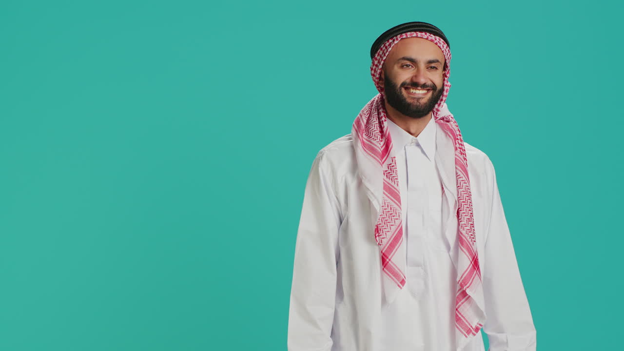 joven musulmán diciendo que sí asintiendo