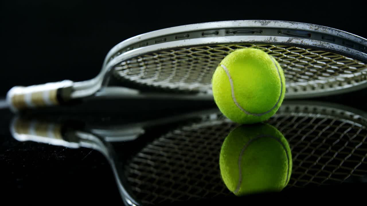 Tennisball og racket i studio 4k